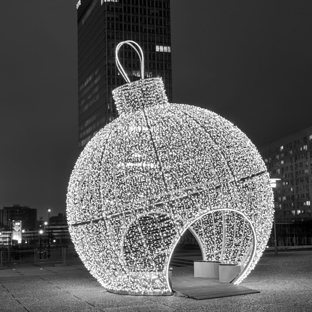 black-and-white-black-and-white-christmas-decoration-599650.jpg